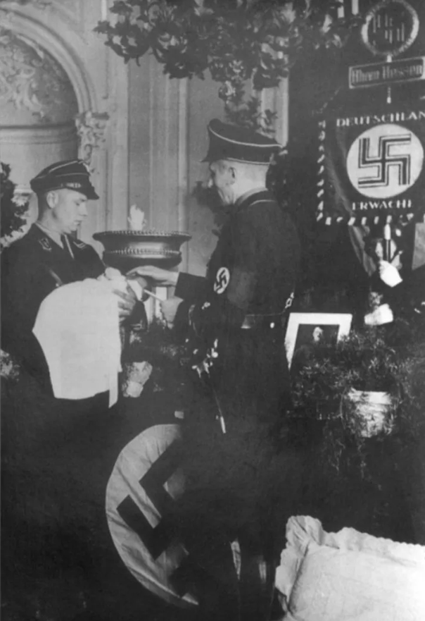  El 12 de Diciembre de 1935 fue creada la Sociedad Lebensborn, que quedó en manos de Heinrich Himmler, el jefe de las SS. S 